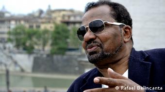 O primeiro álbum musical do cantor angolano foi um álbum político e valeu-lhe a perseguição da polícia política portuguesa