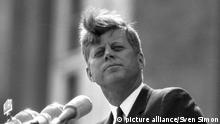 S-Praesident John F.KENNEDY(1917-1963), USA (Demokratische Partei), Praesident der USA (1961-1963), bei seinem Berlin-Besuch, haelt eine Rede auf dem Balkon des Schoeneberger Rathauses, hier spricht er seine beruehmten Worte Ich bin ein Berliner, SW-Aufnahme, 26.06.1963. pixel