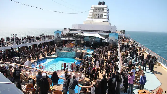 Rund 2000 Heavy Metal Fans feiern auf dem Kreuzfahrtschiff Mein Schiff 1 