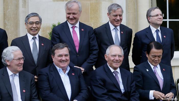 Von links nach rechts: Mervyn King, Leiter der Bank of England, Jim Flaherty, Kanadas Finanzminister, Wolfgang Schäuble FDeutschlands Finanzminister und Taro Aso, Japans Finanzminister beim G7 Treffen in England. (Foto: Getty images)