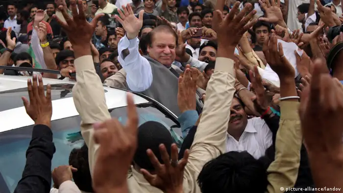 LAHORE, May 11, 2013 (Xinhua) -- Former Pakistani Prime Minister Nawaz Sharif (C) waves to supporters as he arrives to cast his vote in eastern Pakistan's Lahore, May 11, 2013. Pakistanis began voting on Saturday morning in a one-day general election to elect a new government for the next five years with hopes of a positive change and end to the years of terrorism in the country. (Xinhua/Jamil Ahmed)(zf) XINHUA /LANDOV Keine Weitergabe an Drittverwerter.
