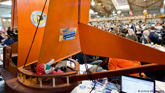 Ein Piratenschiff in in den Farben der Piratenpartei mit dem Partei-Logo auf dem Segel ist am 12.05.2013 beim Bundesparteitag der Piraten in Neumarkt in der Oberpfalz (Bayern) zu sehen. Foto: Daniel Karmann/dpa