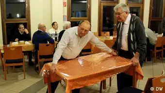 Im Klub der kroatischen Rentner in Wien Bildbeschreibung: Tische werden umgestellt, Platz schaffen für die Übungen. Autor aller Fotos: Emir Numanovic / März 2013 / Wien