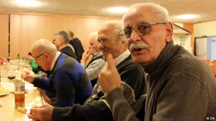 Im Klub der kroatischen Rentner in Wien Bildbeschreibung: Rentner beim Essen und Trinken Autor aller Fotos: Emir Numanovic / März 2013 / Wien