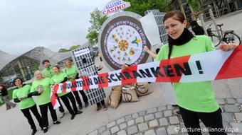 Eine Gruppe Demonstranten demonstriert in München vor der Allianz-Hauptversammlung (Foto: dpa)