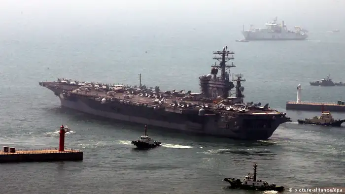 epa03698276 The Nuclear-powered US aircraft carrier USS Nimitz departs a naval base in Busan, South Korea, 13 May 2013, to join a two-day South Korea-US joint naval drill against North Korean provocations in the East Sea. North Korea has blasted the 11 May arrival of the 97,000-ton Nimitz as 'an open threat and blackmail against DPRK (North Korea) and a grave military provocation.' EPA/YONHAP SOUTH KOREA OUT Best available Quality +++(c) dpa - Bildfunk+++