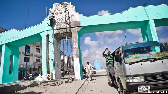 Des travaux de rénovation, à Mogadiscio, en mars 2012