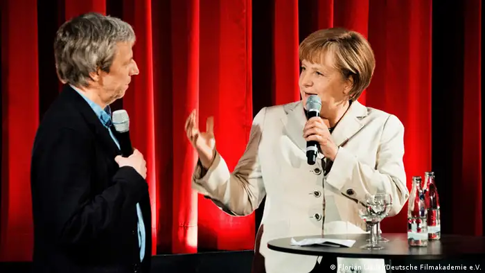 Angela Merkel am 12.05.2013 bei der Vorstellung ihres Lieblingsfilms Die Legende von Paul und Paula auf einer Veranstaltung der Deutschen Filmakademie in Berlin. Neben ihr steht Regisseur Andreas Dresen.