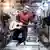Astronaut Chris Hadfield spielt David Bowie-Song dpa