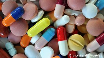 A photoillustration of diverse pills Photo: (c) dpa - Bildfunk+++