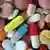 ARCHIV - ILLUSTRATION - Verschiedene Pillen und Tabletten liegen auf einem Teller, aufgenommen am 20.02.2012. Foto: Matthias Hiekel/dpa (zu dpa «Koalition will Pharma-Einfluss auf Ärzte transparent machen» vom 22.04.2013) +++(c) dpa - Bildfunk+++