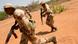 Soldaten der Armee Malis üben am 07.05.2013 in Koulikoro, in Mali. Die EU-Ausbildungsmission (EUTM) läuft seit Anfang April. Die erste Gruppe von insgesamt 650 Soldaten hat nun die Grundausbildung begonnen. Aus Deutschland kümmern sich 17 Ausbilder um die künftigen Pioniere. Foto: Maurizio Gambarini/dpa Soldaten der Armee Malis üben am 07.05.2013 in Koulikoro, in Mali. Die EU-Ausbildungsmission (EUTM) läuft seit Anfang April. Die erste Gruppe von insgesamt 650 Soldaten hat nun die Grundausbildung begonnen. Aus Deutschland kümmern sich 17 Ausbilder um die künftigen Pioniere. Foto: Maurizio Gambarini/dpa
