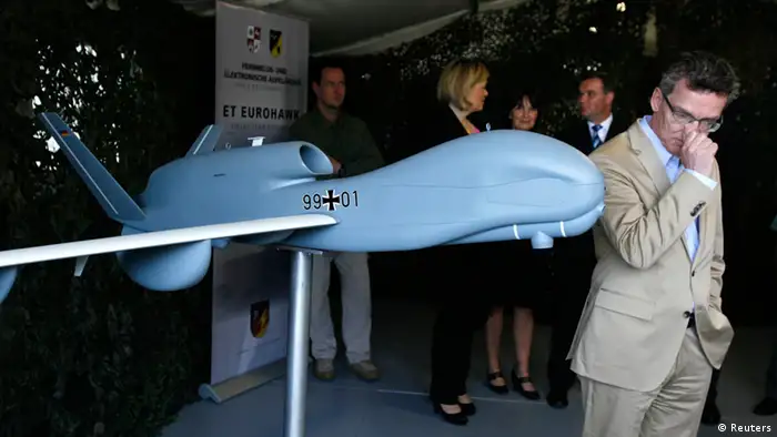 Thomas de Maiziere und die Euro-Hawk-Drohne (Archivbild: Reuters)