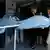 Thomas de Maiziere steht neben einem Modell einer unbemannten Drohne des Typs "Euro-Hawk" (Foto: REUTERS)