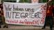 NSU-Prozess München / "Wir haben uns integriert. Wo bleibt die Gerechtigkeit?" steht auf dem Transparent, mit dem Ersan Eksioglu (r.) am 14. Mai 2013 am Rande des NSU-Prozesses vor dem Oberlandesgericht München gegen Fremdenfeindlichkeit und Rechtsextremismus protestiert. Copyright: DW/M. Fürstenau NSU-Prozess München / "Wir haben uns integriert. Wo bleibt die Gerechtigkeit?" steht auf dem Transparent, mit dem Ersan Eksioglu (r.) am 14. Mai 2013 am Rande des NSU-Prozesses vor dem Oberlandesgericht München gegen Fremdenfeindlichkeit und Rechtsextremismus protestiert. Copyright: DW/M. Fürstenau