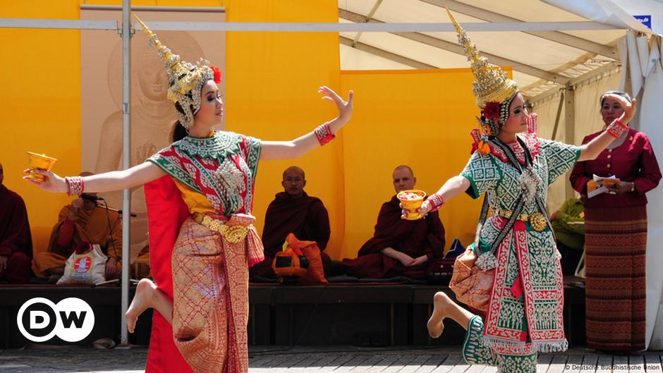 Tanzen Jubeln Meditieren Buddhisten Feiern Vesakh Fest Kultur Dw 24 05 2013