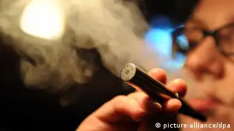 ILLUSTRATION - Eine Frau raucht am 26.01.2011 in Hamburg eine elektrische Zigarette. Die elektronische Zigarette wird als «gesunde Alternative» zum Rauchen gehandelt, da sie keinen Tabak verbrennt. Stattdessen wird flüssiges Nikotinkonzentrat verdampft. Kritiker warnen aber davor, die Auswirkungen des E-Glimmstängels zu unterschätzen. Foto: Marcus Brandt dpa/lno (zu dpa-KORR: «E-Zigaretten - eine fragwürdige Alternative» vom 16.02.2011)