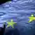 ARCHIV - Zwei Männer feiern am 01.01.2007 vor einer EU-Fahne den EU-Beitritt Rumäniens in Bukarest. Die EU-Kommission legt am 16.04.2013 in Straßburg einen Bericht über Aussichten Serbiens, der früheren jugoslawischen Republik Mazedonien und des Kosovos über Annäherung an die EU vor. EPA/ROBERT GHEMENT +++(c) dpa - Bildfunk+++ ***FREI FÜR SOCIAL MEDIA***