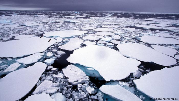 Symbolbild Arktischer Rat Arktis Eisschollen Nordpol Klimawandel (imago/chromorange)