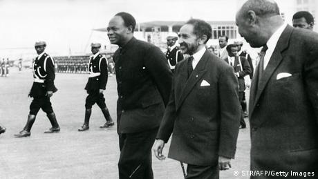 Der Äthiopische Kaise Haile Selassie mit Ghana Präsident Kwame Nkrumah (L) während der Gründung der OAU, STR/AFP/Getty Images 