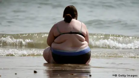 Übergewichtige Frau am Strand (England)
