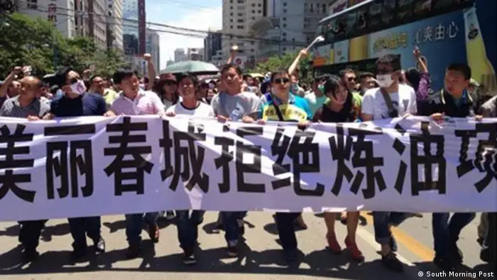 In Kunming protestieren Hunderte von Menschen gegen den Bau eines Chemieprojekts.