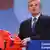 EU-Kommissar Tonio Borg zeigt bei einer Pressekonferenz eine gefährliche Spielzeugbox (Foto: dpa)