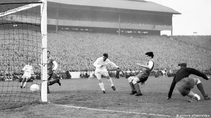 Real Madrids Stürmerstar Ferenc Puskas (M.) erzielt am 18.05.1960 vor 135.000 Zuschauern im Glasgower Hampden Park eines seiner vier Tore im Endspiel des Europapokals der Landesmeister gegen Eintracht Frankfurt (7:3). (foto: dpa)
