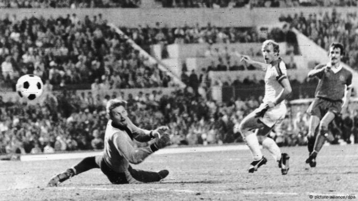 Liverpools Mittelfeldspieler Terry McDermott (r) trifft ins Mönchengladbacher Tor, Torhüter Wolfgang Kneib (l) und Abwehrspieler Berti Vogts (M) können nur noch dem Ball hinterherschauen. Der FC Liverpool gewinnt am 25.5.1977 im Olympiastadion in Rom vor 60.000 Zuschauern das Endspiel um den Fußball-Europapokal der Landesmeister gegen Borussia Mönchengladbach mit 3:1. (Foto: dpa)