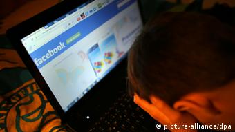 Όλα ξεκινούν από τη σωστή διαχείριση των μέσων κοινωνικής δικτύωσης και του ίντερνετ Όλα ξεκινούν από τη σωστή διαχείριση των μέσων κοινωνικής δικτύωσης και του ίντερνετ