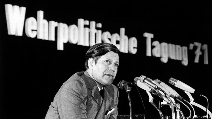 Helmut Schmidt en conferencia de prensa, en 1971.