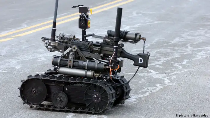 The Army displayed its new fighting robot called the Talon Sword at a press conference at the Picatinny Arsenal in New Jersey on February 2, 2005. The army plans to deploy these robo-soldiers in Iraq. They are be controlled remotely via an attache case with reception of over one mile away. The Sword is outfitted with thermal vision and four cameras for navigation by its remote 'driver'. The model pictured is mounted with an M-240B Machine gun. Other versions have 40mm Grenade Launchers and M202 anti-tankrocket systems as well as other machine guns. This system was developed by The U.S. Army's Armament Research, Developement and Engineering Center and the Massachusetts based defense firm Foster-Miller. Foto: Dan Herrick +++(c) dpa - Report+++ pixel