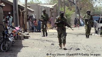 Soldaten patroullieren in der Stadt Baga im vom Terror geplagten Nordosten Nigerias (Foto:AFP)