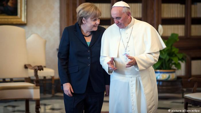 HANDOUT - Bundeskanzlerin Angela Merkel (CDU) und Papst Franziskus aufgenommen nach ihrem Treffen am 18.05.2013 im Vatikan. Foto: Pool / Bundesregierung / Bergmann +++(c) dpa - Bildfunk+++