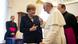 Bundeskanzlerin Angela Merkel und Papst Franziskus hrem Treffen im Vatikan bei der Übergabe der Gastgeschenke: Bücher von Hölderlin und einer Gesamtausgabe von Wilhelm Furtwängler. (Foto: Pool / Bundesregierung / Bergmann) Bundeskanzlerin Angela Merkel und Papst Franziskus hrem Treffen im Vatikan bei der Übergabe der Gastgeschenke: Bücher von Hölderlin und einer Gesamtausgabe von Wilhelm Furtwängler. (Foto: Pool / Bundesregierung / Bergmann)
