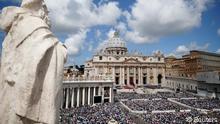 Altos cargos del banco Vaticano renuncian tras escándalo