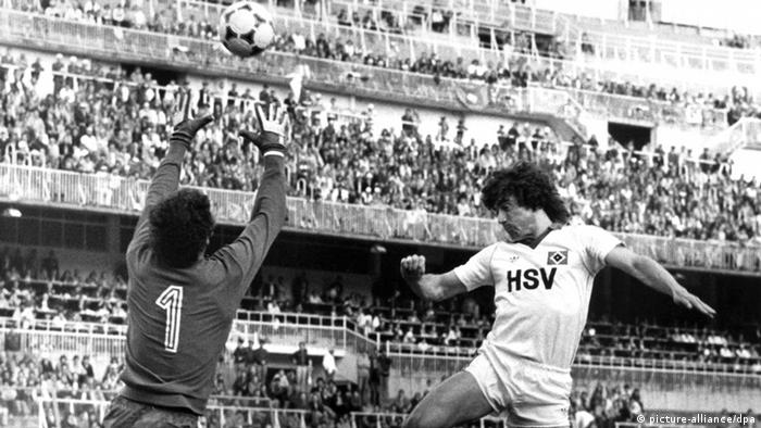 Hamburgs englischer Stürmer Kevin Keegan (r) köpft einen Flankenball über das Nottingham-Tor, Forest-Torhüter Peter Shilton (l) streckt sich umsonst. (Foto: dpa)
