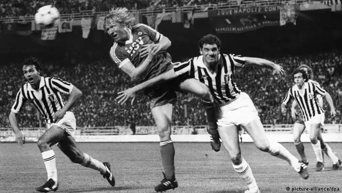 Der HSV-Stürmer Horst Hrubesch (2.v.l.) gewinnt am 25.05.1983 in Athen ein Kopfball-Duell gegen den Italiener Sergio Brio (2.v.r.), während die Turiner Antonio Cabrini (l) und Michel Platini (r) die Aktion beobachten. (Foto: dpa)
