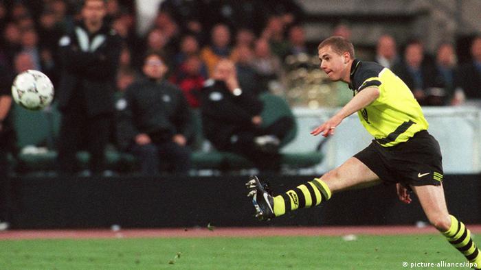 Der Dortmunder Lars Ricken trifft in der 71. Minute zum spielentscheidenden 3:1 im Champions League Finale Borussia Dortmund gegen Juventus Turin in München (Archivfoto vom28.05.1997). (Foto: dpa)