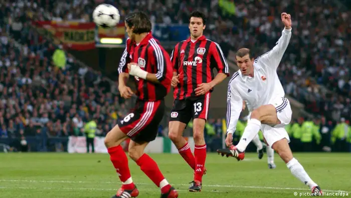 Real Madrids französischer Mittelfeldregisseur Zinedine Zidane (r.) schießt am 15.05.2002 volley von der Strafraumgrenze auf das Bayer-Tor und erzielt in der 45. Minute den 2:1-Führungstreffer für Madrid. (Foto: dpa)