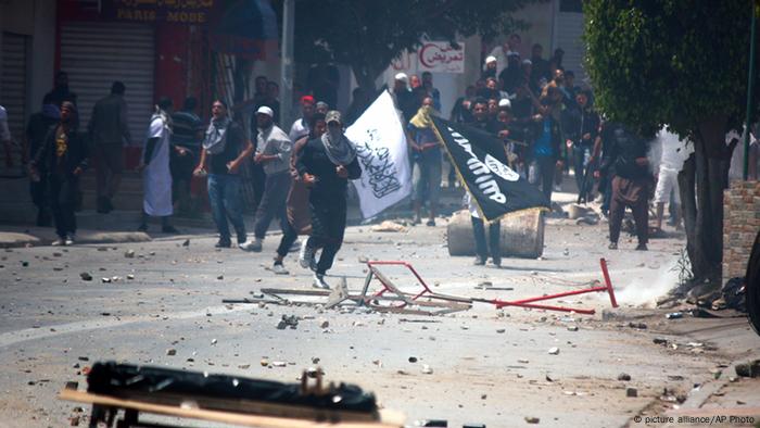 Tunesien Auseinandersetzungen Salafisten Polizei (picture alliance/AP Photo)