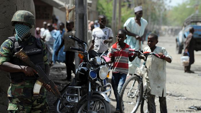 Ein Soldat aptrouliert in der Stadt Baga im Bundesstaat Borno Foto: Pius Utomi/Getty Images