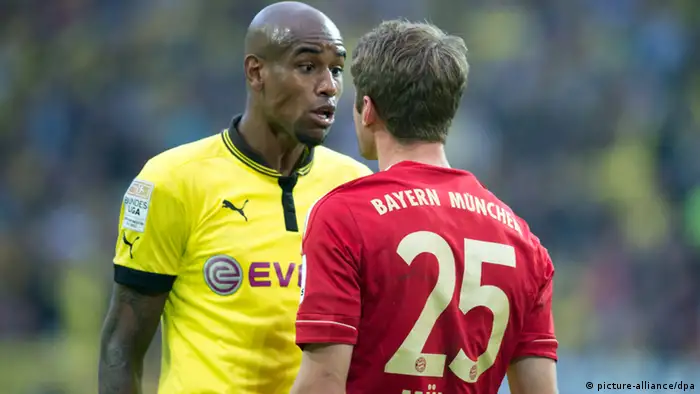 Dortmunds Felipe Santana (l) und Bayerns Thomas Müller unterhalten sich während des Spiels. (Foto: Bernd Thissen/dpa)