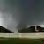 Ein Tornado weht zwischen zwei Häusern in der Stadt Moore (Foto: AP)