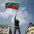 Человек с флагом Болгарии в руках