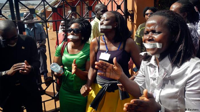 Protests in front of the premises of Daily Monitor (photo: Reuters)