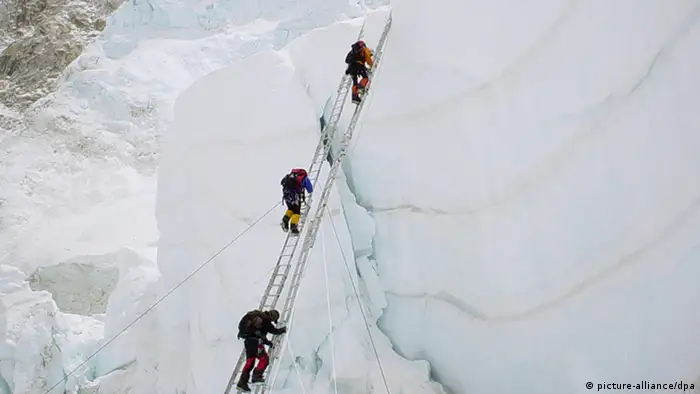 Bergsteiger steigen im Khumbu-Eisbruch über Leitern. Foto: dpa