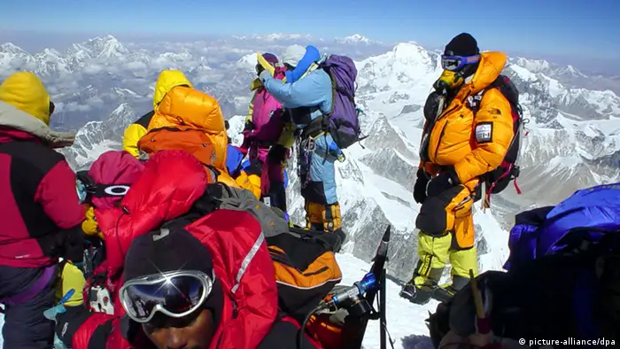 Voll besetzter Everest-Gipfel. Foto: dpa