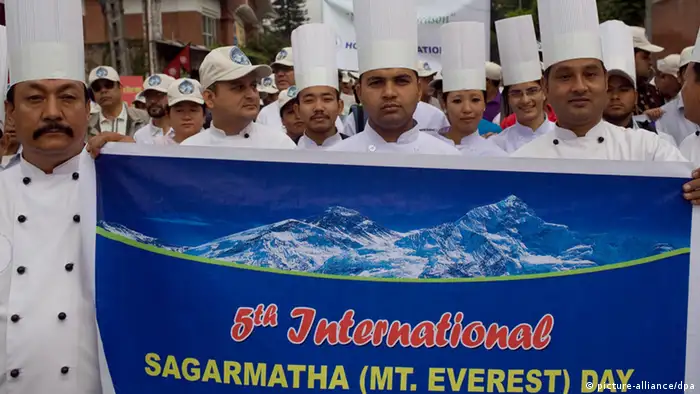 Nepalesische Köche mit Transparent am Internationalen Mount-Everest-Tag 2012 in Kathmandu. Foto: dpa