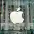 ARCHIV - Der Apple Store an der 5th Avenue in New York, aufgenommen am 23.09.2012. Die Aktie des iPhone- und iPad-Herstellers Apple ist unter die 400 Dollar Marke gefallen. Foto: Sven Hoppe/dpa (zu dpa «Apple-Aktie unter 400 Dollar: Börse will «das nächste große Ding»» vom 18.04.2013) +++(c) dpa - Bildfunk+++